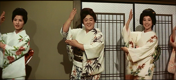京塚昌子が踊っています